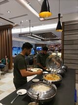 ドバイでラクダのステーキを食べた筆者。残念ながらラウンジのビッフェにラクダ肉はなかった（筆者撮影）