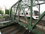 八ツ山橋を渡る都営5300形（撮影：南正時）