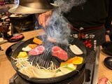 最初は店員さんが焼き方を教えてくれる。そのあとは各自で自由に焼いていく（写真：筆者撮影）