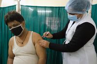 コロナ大国インドで新規感染者数9割減のなぞ 変異株による2回目パンデミックの可能性残る