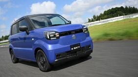ガソリン車から自然に乗り換えられる安心感…スズキ新型軽乗用BEV｢e SKYプロトタイプ｣の徹底した"普通"に賛美
