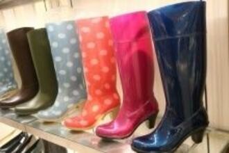 雨曇りの日本列島、女性の足元に注目！　「長靴」改め「レインブーツ」が今ブームに
