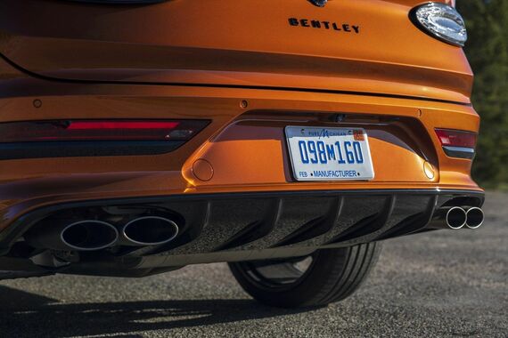 左右4本出しとなるアクラポビッチ製エグゾーストシステム(写真:Bentley Motors)