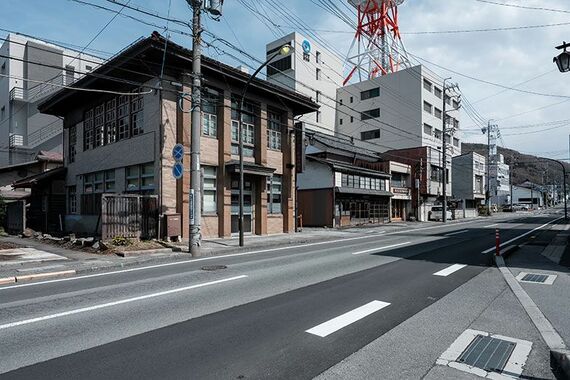西洋風のデザインで仕上げた看板建築の建物
