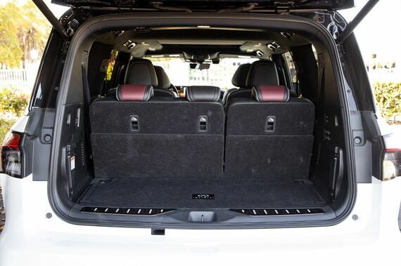 サードシート使用時の荷室奥行きは約430mmと、あまり広くはない。サードシート格納時は約1245mm、セカンドシート格納時は約2133mmと広大だ