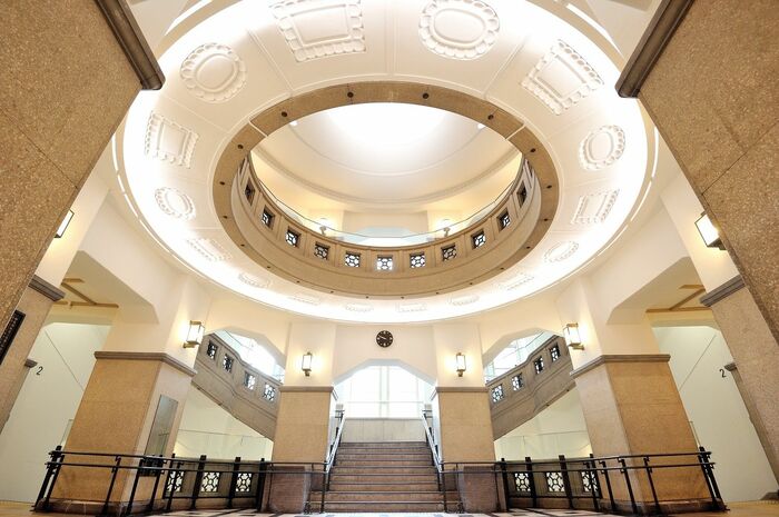 中央ホールは2層吹き抜けになっている