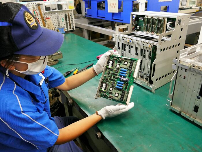 ATSの検修作業。基板に問題がないか点検する