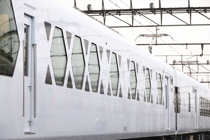 先頭車側面の窓は特徴ある形だ