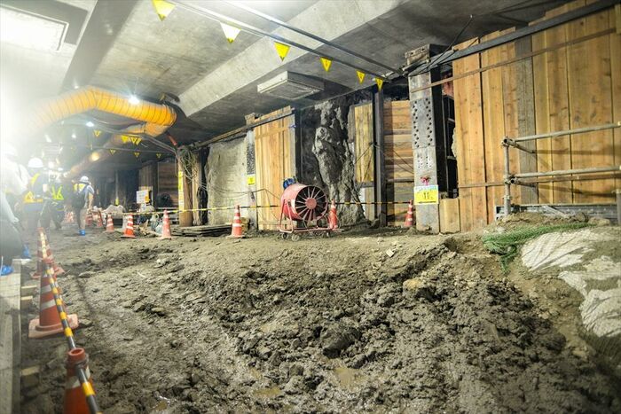 建設中のホーム真下に当たる部分。掘削作業が進む
