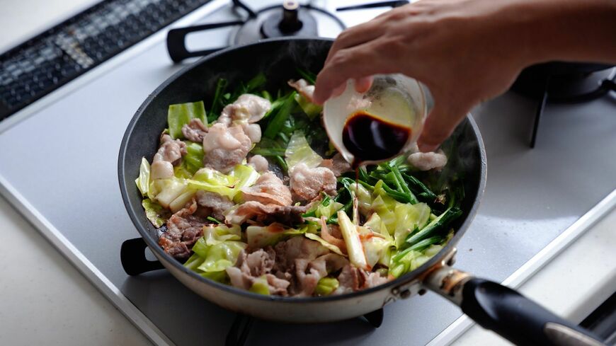 「ニラ豚」を炒めている様子