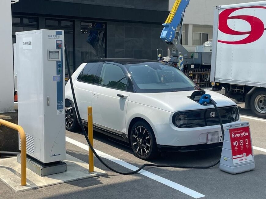 急速充電器による充電を行うEV（筆者撮影）
