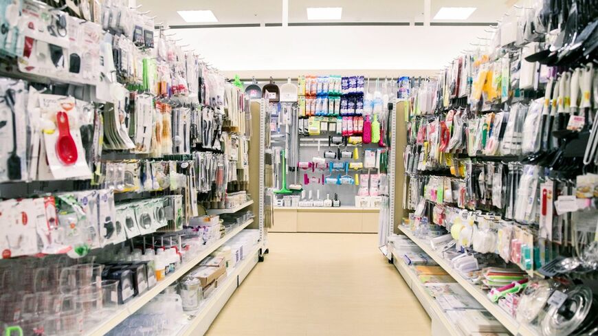100円ショップの積極的な出店の背景にあるものとは（写真：OrangeMoon／PIXTA）この記事の画像を見る(◯枚)