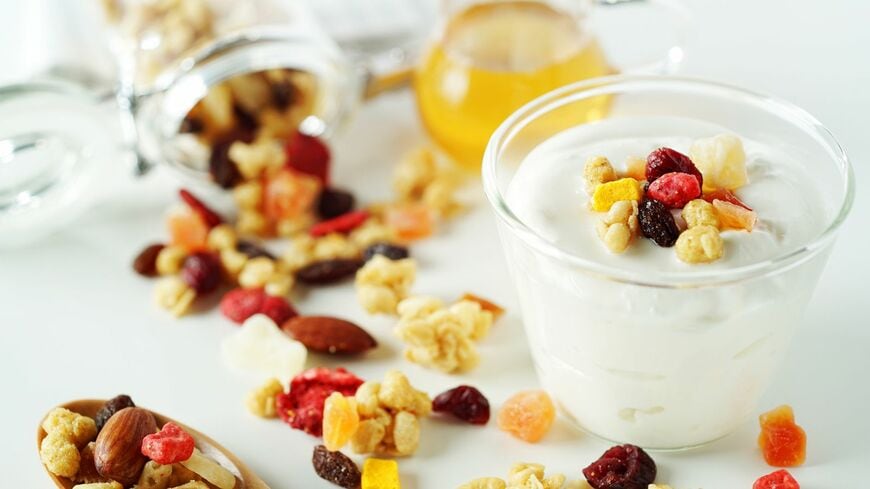 腸を汚す「ナッツの食べ方」について解説します（写真：Table-K／PIXTA）