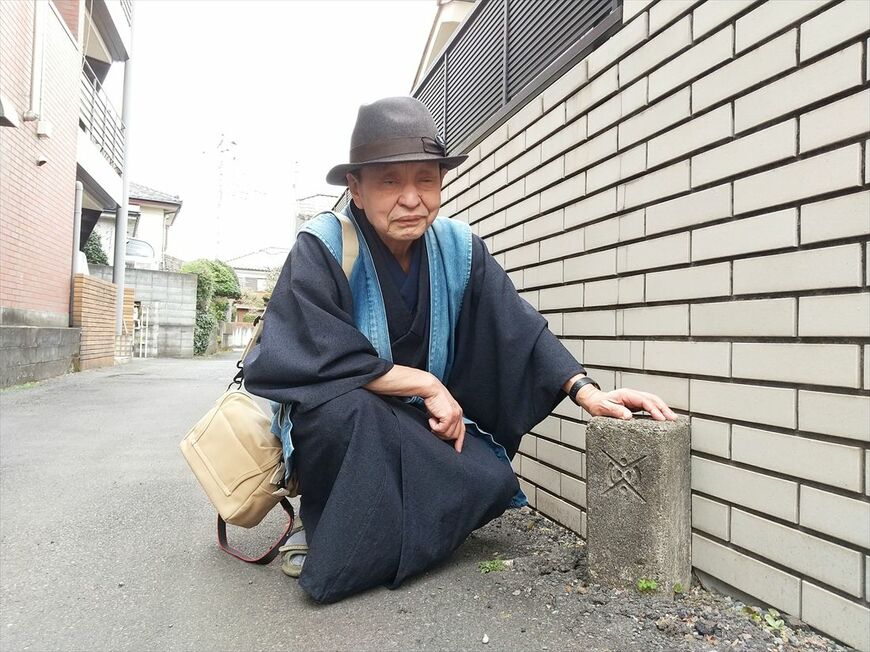 京王帝都電鉄の社紋が入った境界標が住宅地に残る（撮影：南正時）