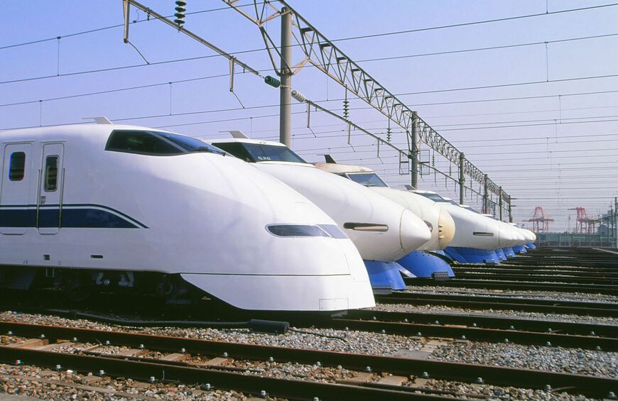 300系デビュー時の姿。大井車両基地で100系や0系と並んだ姿（撮影：南正時）