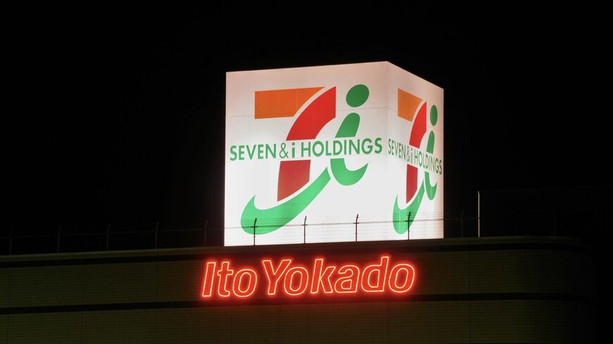 セブン-イレブンとイトーヨーカドーの看板 ライトアップ