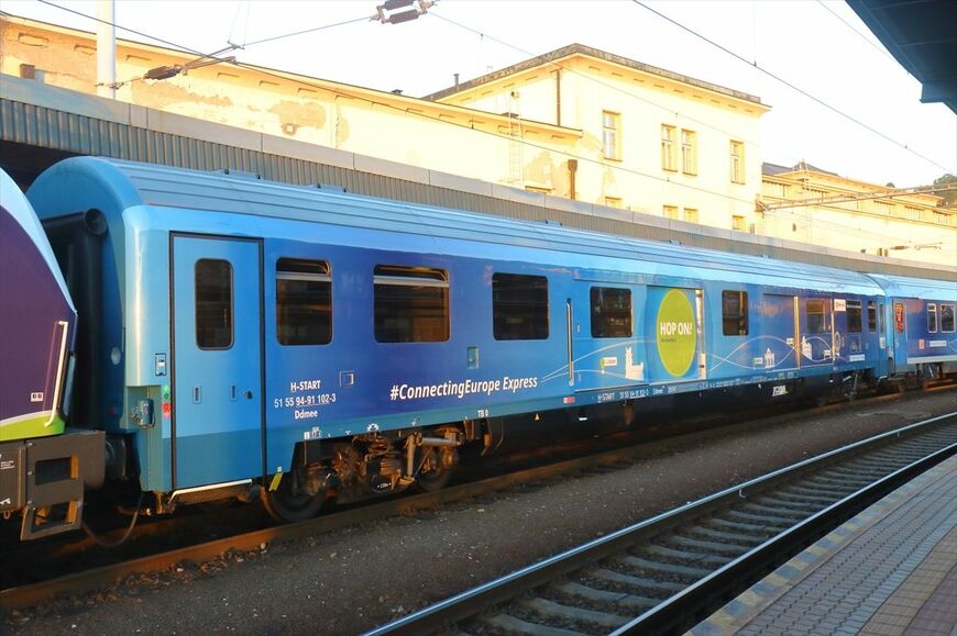 荷物車はハンガリー鉄道（MÁV）の車両（筆者撮影）