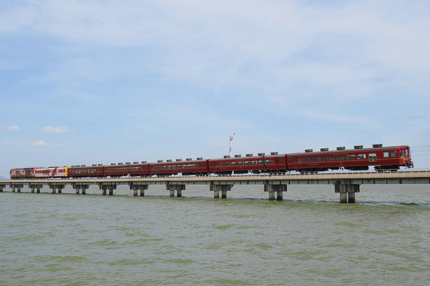 タイ国鉄　14系客車　ロイヤルブロッサム　貸し切り列車　パーサック・チョンラシットダム湖上橋