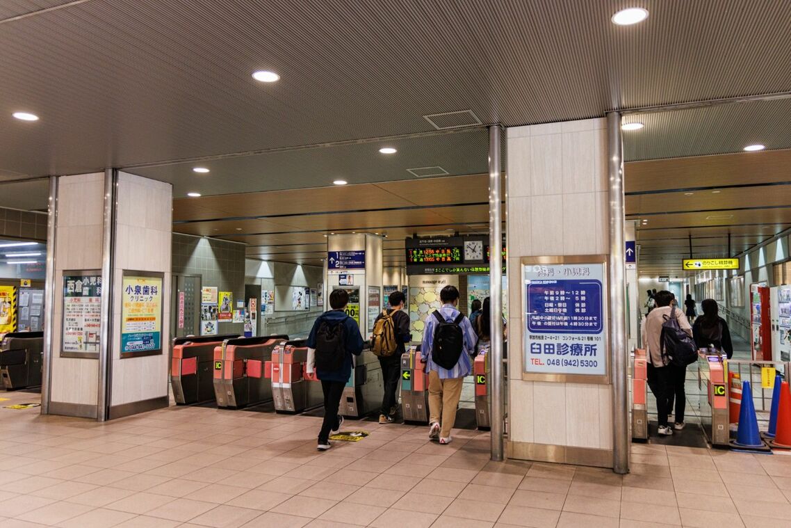 学生の利用が多い獨協大学前駅には、自動改札機