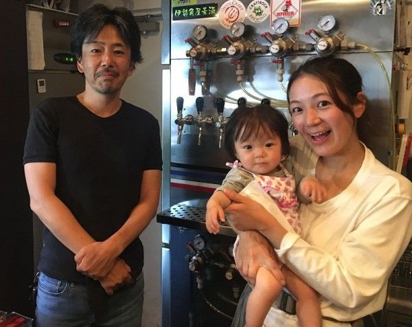 店舗オーナーの高橋恒治氏（左）と、バインミー専門店の賀来佳那さん（右）。週4日の営業日のうち、2日間は店主の賀来氏、2日間は佳那さんの担当で、娘さんをおんぶしてバインミーを販売（筆者撮影）