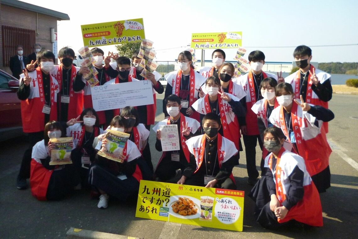 古賀SAで販売に携わった生徒たち（写真：植木中学校）