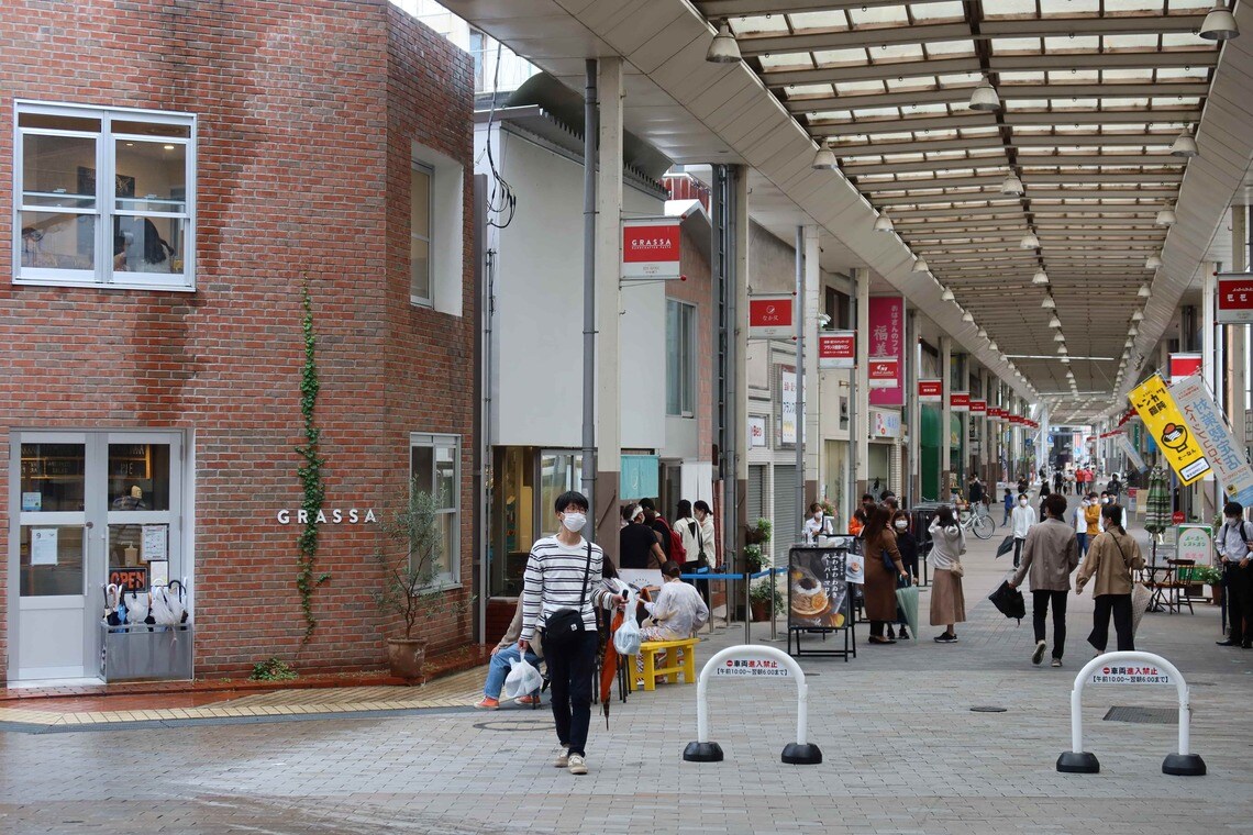 クラフトパスタ「GRASSA」、和む菓子「なか又 前橋本店」、海鮮丼「つじ半 前橋店）と建築家が手掛けた3店が並ぶ一画。昼時を中心に毎日のように行列ができている（写真：筆者撮影）