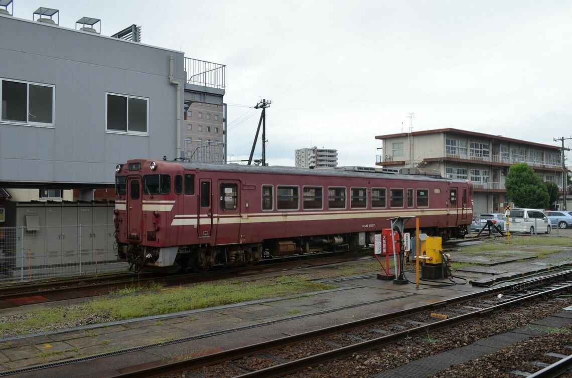 かつての城端線・氷見線の塗装。キハ28にも塗られた（筆者撮影）