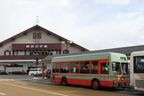 東武日光駅前で出発を待つバス