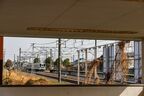 境町駅に入線する下り列車。北側には改札外の