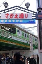 高田馬場駅周辺はつねに学生らでにぎわっている