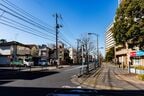 右手の工場跡地マンションと左手の古い住宅地、くっきりと