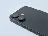 iPhone 16 ブラック。カメラの配置が横並びになり、空間ビデオ・写真の撮影に対応した（写真：iPhone 16 Plusで筆者撮影）