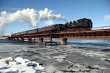 バック運転のC11形171号機が牽引する列車が蓮葉氷に覆われた釧路川を渡る（撮影：南正時）