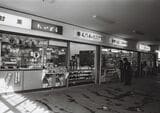 鶴瀬駅の売店＝1976年（写真：東武博物館）