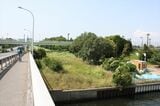 明治通りの夢の島大橋（左）を渡る。南砂町線用地（中央）も引き続き明治通りに沿って確保されている（筆者撮影）