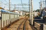 南桜井駅の東側で列車がすれ違う。桜井駅の“長い駅構内”が単線ながら高頻度運転を実現している（撮影：鼠入昌史）