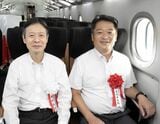 リニア新型車両M10に試乗するJR東海の丹羽俊介社長（左）と山梨県の長崎幸太郎知事（写真：JR東海）