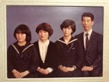 妹（左端）が中学入学時の家族写真