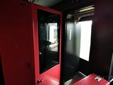 運転室周辺は黒と赤を基調としたデザイン（記者撮影）