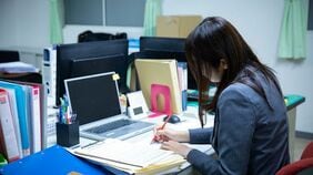 【教員調査で判明】6割が｢定年まで働けない｣ ､3割が｢勤務時間を過小報告｣･･･文科省調査では見えない過酷な実態と本音