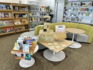 品川翔英中学校高等学校の図書室「INNOMAG（イノマグ）」