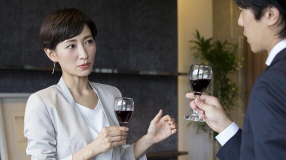 男性と女性がワインを飲んでいる