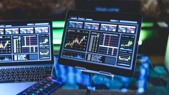 パソコンのモニターに映し出された株価チャート