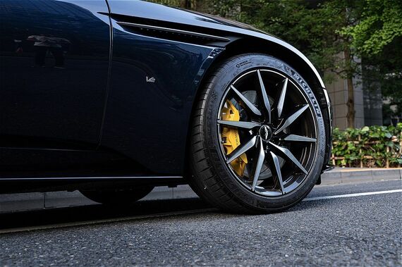 DB11のホイール&ブタイヤ。ホイールの奥には、存在感のある大型ブレーキシステムが備わる