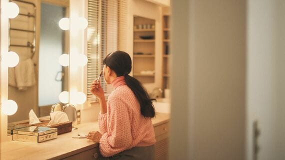 メイクする藤原さん