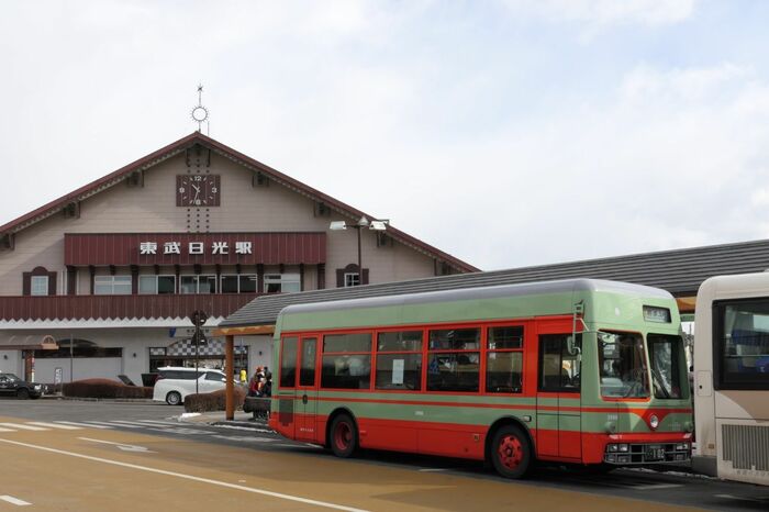 東武日光駅前で出発を待つバス