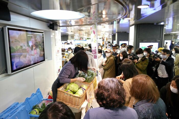 売り場はなかなかの盛況だった