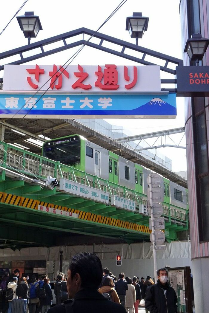 高田馬場駅周辺はつねに学生らでにぎわっている