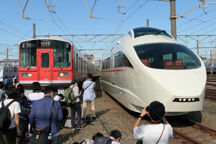 赤い1000形とVSEの並び