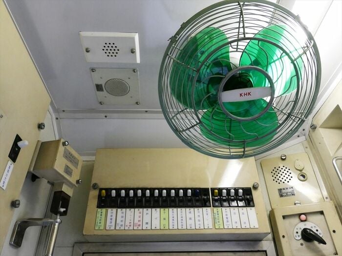 運転室の天井にある扇風機
